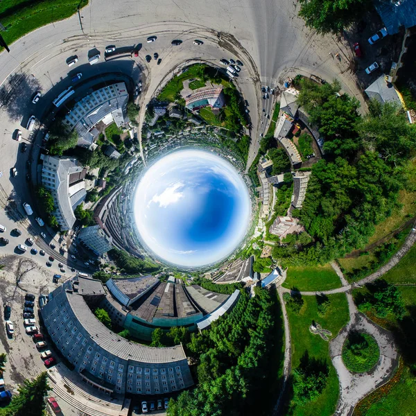 Vue aérienne de la ville avec carrefour et routes, maisons bâtiments. Coup de feu. Image panoramique. — Photo