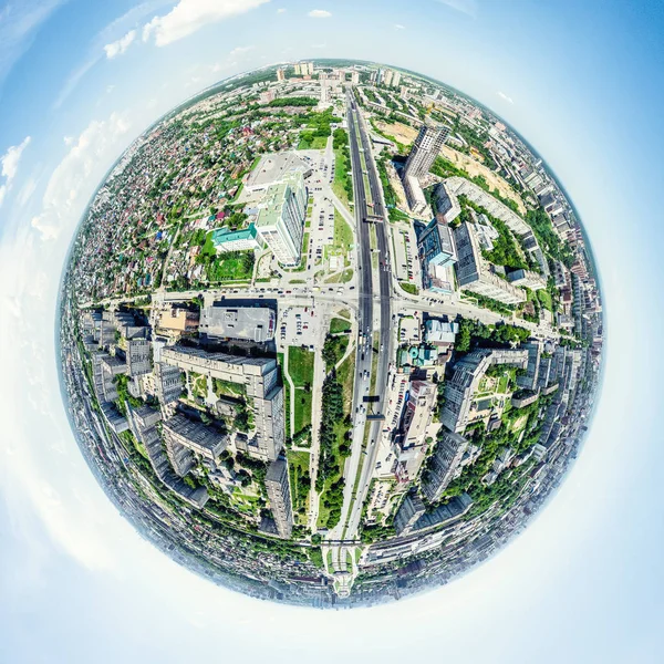 Vista aérea de la ciudad con encrucijadas y caminos, casas, edificios, parques y estacionamientos. Imagen panorámica soleada de verano — Foto de Stock