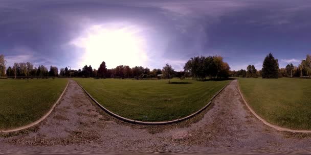 UHD 4K 360 VR Virtual Reality eines Erholungsgebietes im Stadtpark. Bäume und grünes Gras am Herbst- oder Sommertag — Stockvideo