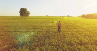 Alçak irtifa drone uçuş mükemmel asfalt yol, sportif kadının önünde