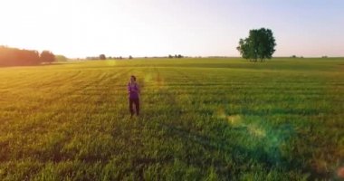 Alçak irtifa drone uçuş mükemmel asfalt yol, sportif kadının önünde