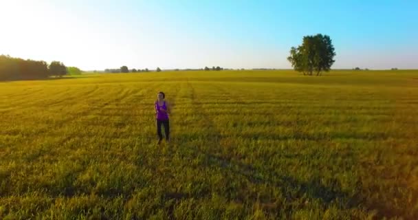 Bassa altitudine drone di volo di fronte a donna sportiva a perfetta strada asfaltata — Video Stock