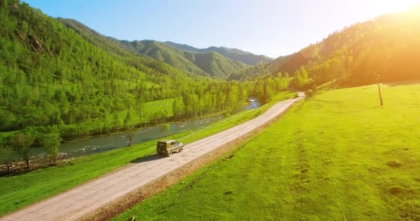 UHD 4K antenne de véhicule conduisant vers le riz au soleil. Mid-air shot suv car driving — Video