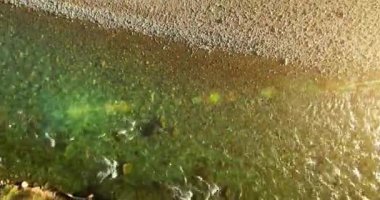 Güneşli yaz sabahında temiz ve taze bir dağ nehri üzerinde uçuşun ortasındayız. Dikey hareket