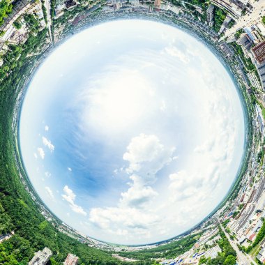 Kesişen yollar, evler, binalar, parklar ve otoparklar olan havacılık şehri manzarası. Güneşli yaz panoramik resmi