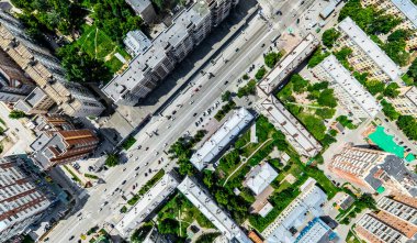 Kesişen yollar, evler, binalar, parklar ve otoparklar olan havacılık şehri manzarası. Güneşli yaz panoramik resmi