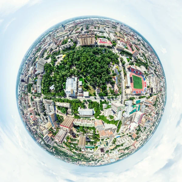 Vista aérea de la ciudad con encrucijadas y caminos, casas, edificios, parques y estacionamientos. Imagen panorámica soleada de verano —  Fotos de Stock