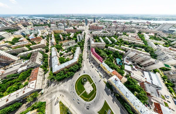 Widok z lotu ptaka na skrzyżowanie dróg i dróg, domy, budynki, parki i parkingi. Słoneczny letni panoramiczny obraz — Zdjęcie stockowe