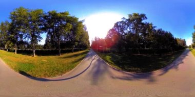Bir şehir parkının UHD 4K 360 VR Sanal Gerçekliği. Sonbaharda ya da yaz gününde ağaçlar ve yeşil çimenler