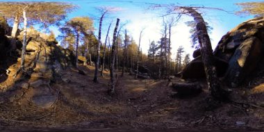 4K 360 VR sonbahar zamanındaki güzel bir dağ manzarasının sanal gerçekliği. Vahşi Sibirya Dağları.