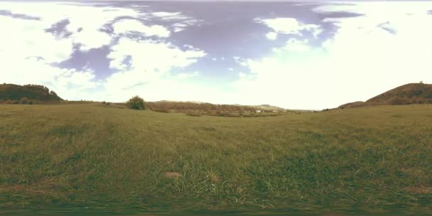 360 VR krásné horské louky v letním nebo podzimním čase. Mraky, zelená tráva a sluneční paprsky. — Stock video
