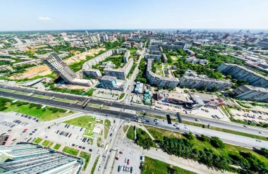 Kesişen yollar, evler, binalar, parklar ve otoparklar olan havacılık şehri manzarası. Güneşli yaz panoramik resmi