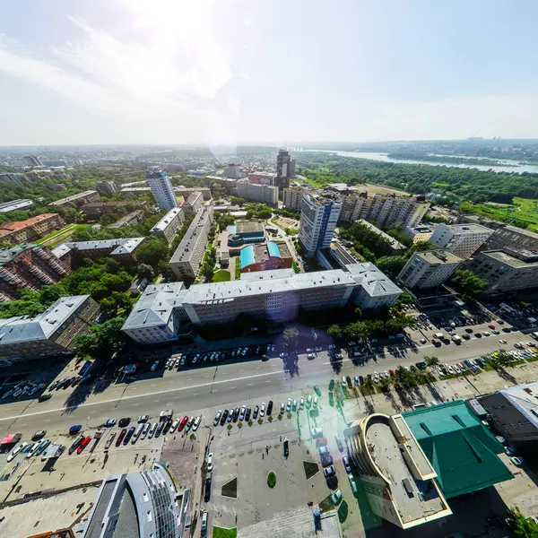 Vista aérea de la ciudad con encrucijadas y caminos, alberga edificios. Disparo de helicóptero. Imagen panorámica. — Foto de Stock