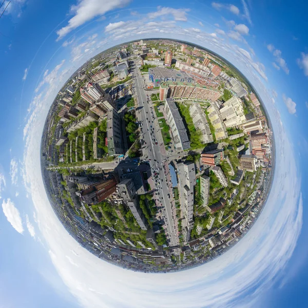 Vista aérea da cidade com encruzilhada e estradas, casas de edifícios. Tiro de helicóptero. Imagem panorâmica. — Fotografia de Stock