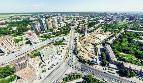 Вид на повітряне місто з перехрестями та дорогами, будинками, будівлями, парками та паркінгами. Сонячне літо панорамне зображення — стокове фото