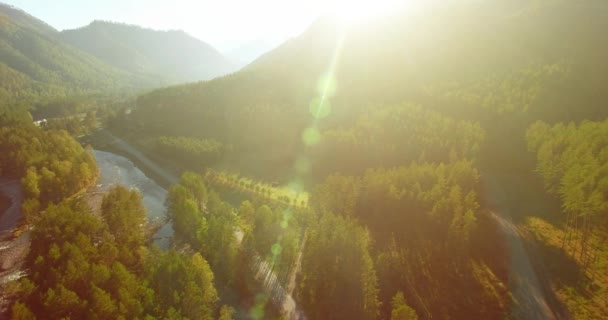 Mid air flygning över färska berg flod och äng på solig sommarmorgon. Landsbygdsvägen nedanför. — Stockvideo