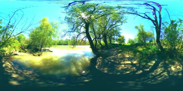 UHD 4K 360 VR Virtuelle Realität eines Flusses fließt über Felsen in wunderschöner Berglandschaft — Stockvideo