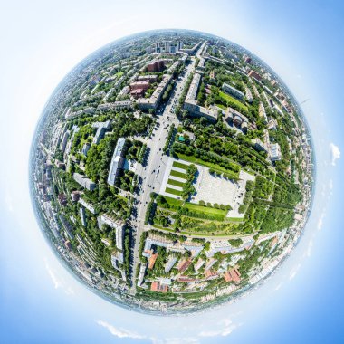 Yolları, evleri ve binaları olan havacılık şehri manzarası.