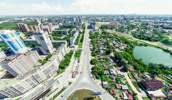 Luftaufnahme der Stadt mit Kreuzungen und Straßen, Häusern, Gebäuden, Parks und Parkplätzen. Sonniges Sommerpanorama — Stockfoto