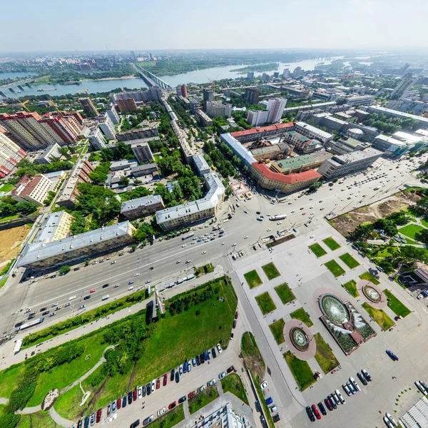 Letecký výhled na město s křižovatkou a silnicemi, domy budovy. Výstřel z helikoptéry. Panoramatický obrázek. — Stock fotografie