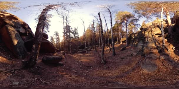 Realidad virtual de 4K 360 VR de una hermosa escena de montaña en otoño. Montañas siberianas salvajes. — Vídeo de stock
