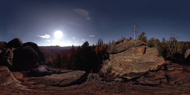 Wirtualna rzeczywistość 4K 360 VR pięknej sceny górskiej jesienią. Dzikie góry Syberyjskie. — Wideo stockowe