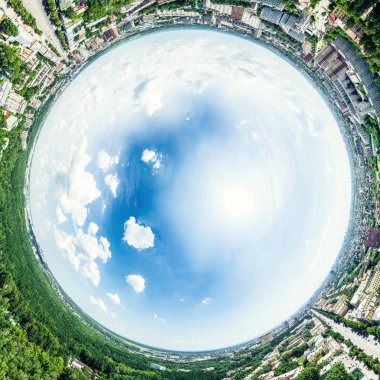 Kesişen yollar, evler, binalar, parklar ve otoparklar olan havacılık şehri manzarası. Güneşli yaz panoramik resmi