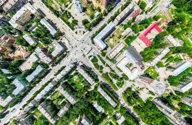 Kesişen yollar, evler, binalar, parklar ve otoparklar olan havacılık şehri manzarası. Güneşli yaz panoramik resmi