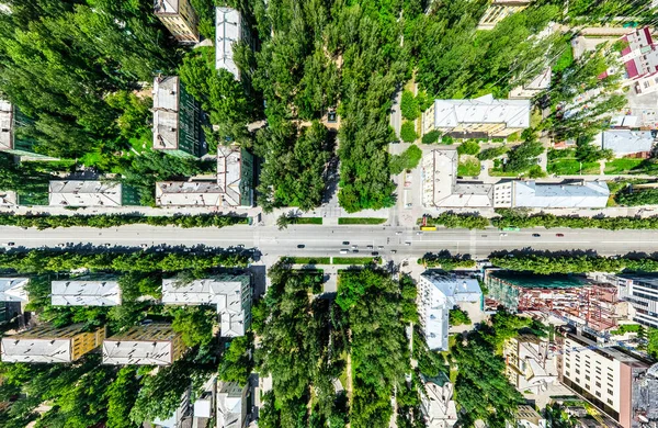 Vue aérienne de la ville avec carrefour et routes, maisons, bâtiments, parcs et parkings. Image panoramique ensoleillée d'été — Photo