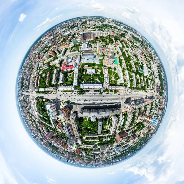 Vista aérea de la ciudad con encrucijadas y caminos, casas, edificios, parques y estacionamientos. Imagen panorámica soleada de verano —  Fotos de Stock