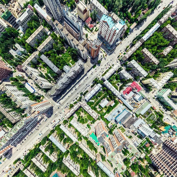 Vue aérienne de la ville avec carrefour et routes, maisons, bâtiments, parcs et parkings. Image panoramique ensoleillée d'été — Photo