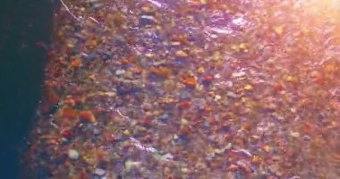 Güneşli yaz sabahında temiz ve taze bir dağ nehri üzerinde uçuşun ortasındayız. Üst görünüm ve yatay hareket