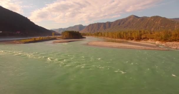 4k UHD vista aerea. Basso volo sul fresco fiume di montagna freddo al soleggiato mattino d'estate. Alberi verdi e raggi di sole su horisont — Video Stock