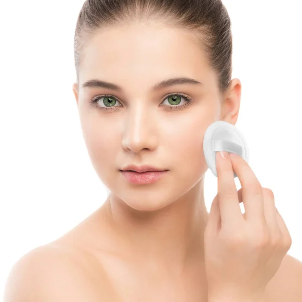 Giovane donna si prende cura della pelle del viso. Pulizia perfetta della pelle fresca utilizzando tampone di cotone. Isolato . — Foto Stock