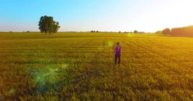 Alçak irtifa drone uçuş mükemmel asfalt yol, sportif kadının önünde