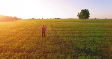 Alçak irtifa drone uçuş mükemmel asfalt yol, sportif kadının önünde