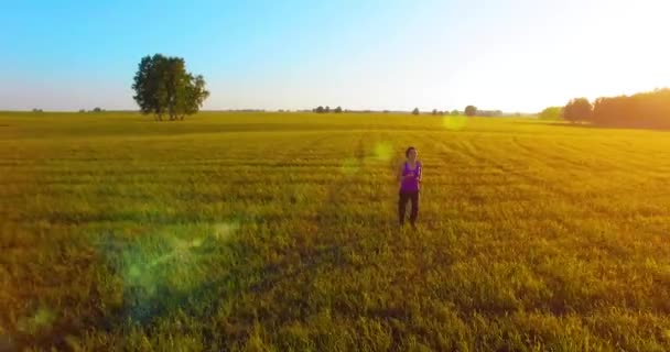 Niskich wysokościach lotu drona przed sportowy kobieta o drogi asfaltowej idealny — Wideo stockowe