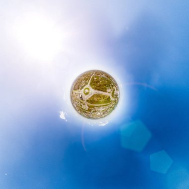 Yolları, evleri ve binaları olan havacılık şehri manzarası.