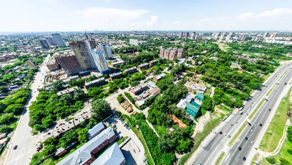 Letecký výhled na město s křižovatkou a silnic, domů, budov, parků a parkovišť. Slunečné léto panoramatický obraz — Stock fotografie