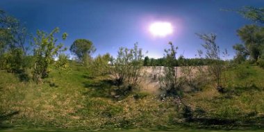 UHD 4K 360 VR Bir nehrin Sanal Gerçekliği güzel dağ ormanlarında kayaların üzerinden akıyor