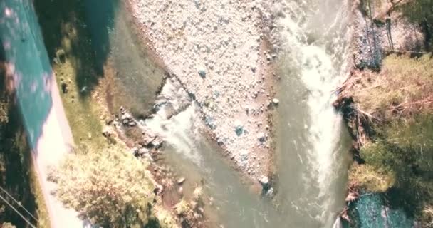 4k UHD vista aérea. Vôo baixo sobre o rio frio fresco da montanha na manhã ensolarada do verão . — Vídeo de Stock