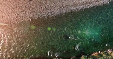 Güneşli yaz sabahında temiz ve taze bir dağ nehri üzerinde uçuşun ortasındayız. Dikey hareket