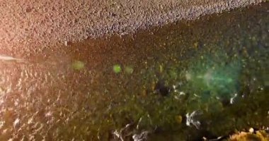 Güneşli yaz sabahında temiz ve taze bir dağ nehri üzerinde uçuşun ortasındayız. Dikey hareket