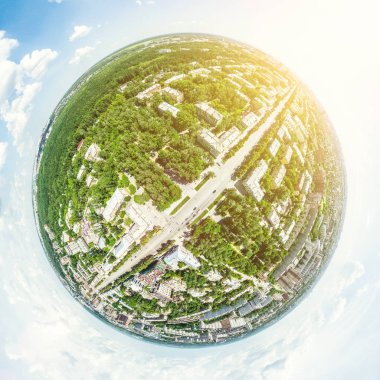 Kesişen yollar, evler, binalar, parklar ve otoparklar olan havacılık şehri manzarası. Güneşli yaz panoramik resmi