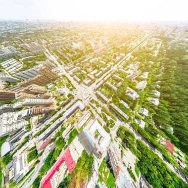 Kesişen yollar, evler, binalar, parklar ve otoparklar olan havacılık şehri manzarası. Güneşli yaz panoramik resmi