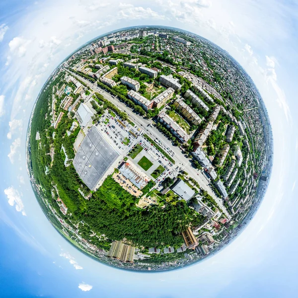 Uitzicht op de stad vanuit de lucht met kruispunten en wegen, huizen, gebouwen, parken en parkeerplaatsen. Zonnige zomer panoramisch beeld — Stockfoto