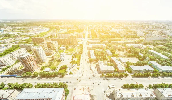 Uitzicht op de stad vanuit de lucht met kruispunten en wegen, huizen, gebouwen, parken en parkeerplaatsen. Zonnige zomer panoramisch beeld — Stockfoto