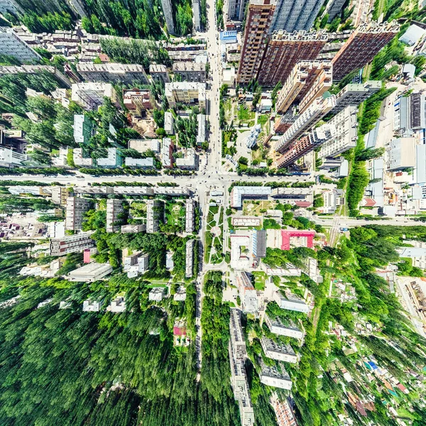 Vista aerea sulla città con crocevia e strade, case, edifici, parchi e parcheggi. Estate soleggiata immagine panoramica — Foto Stock