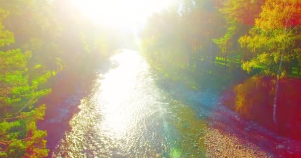 Vista aérea UHD 4K. Vuelo sobre el río fresco de montaña. Movimiento vertical a horizontal de inclinación . — Vídeos de Stock