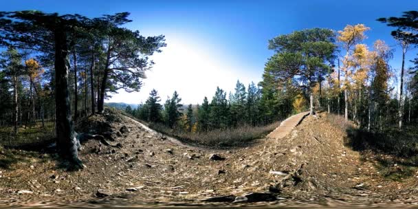 4k. 360 Vr 虚拟现实的一个美丽的山景色在秋季的时间。狂放的俄国山和游人. — 图库视频影像